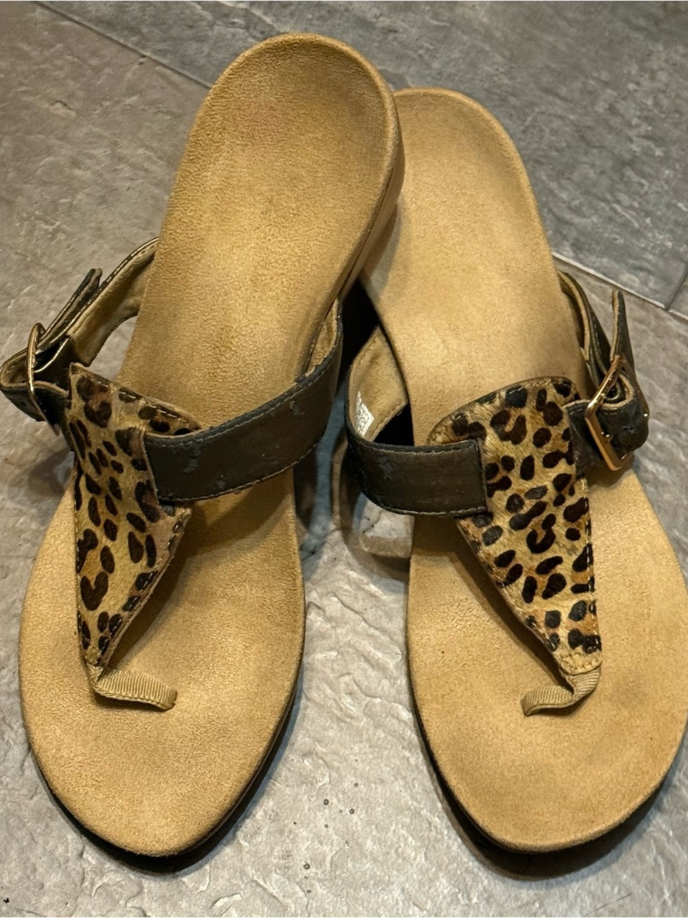 VIONIC Women's Leopard Print Toe-Post Sandals - Brown